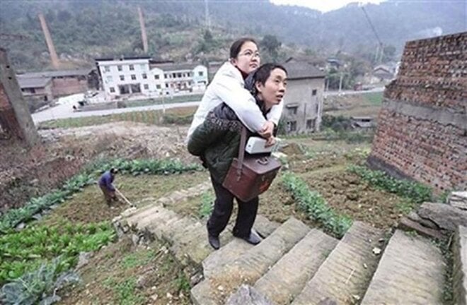 Cuc Hong's husband often carries her to see a doctor when he has free time. (Photo: Xinhuanet)