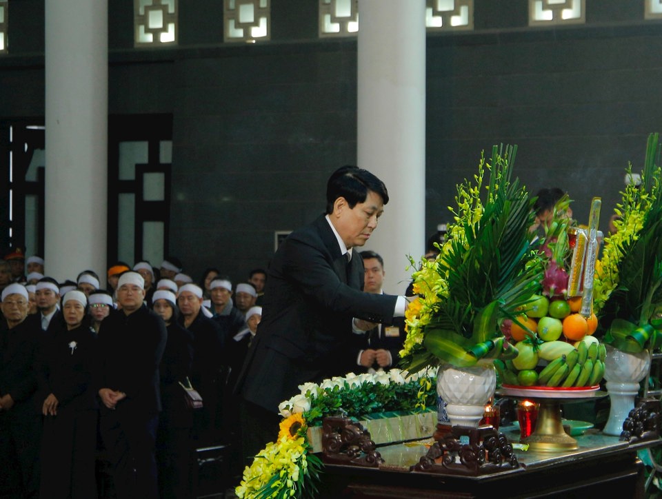 Präsident Luong Cuong opferte Weihrauch zum Gedenken an General Nguyen Quyet. Foto: Viet Thanh  