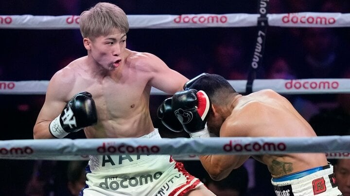 Inoue đấu với Tapales trong trận tranh đai hạng super-bantamweight.