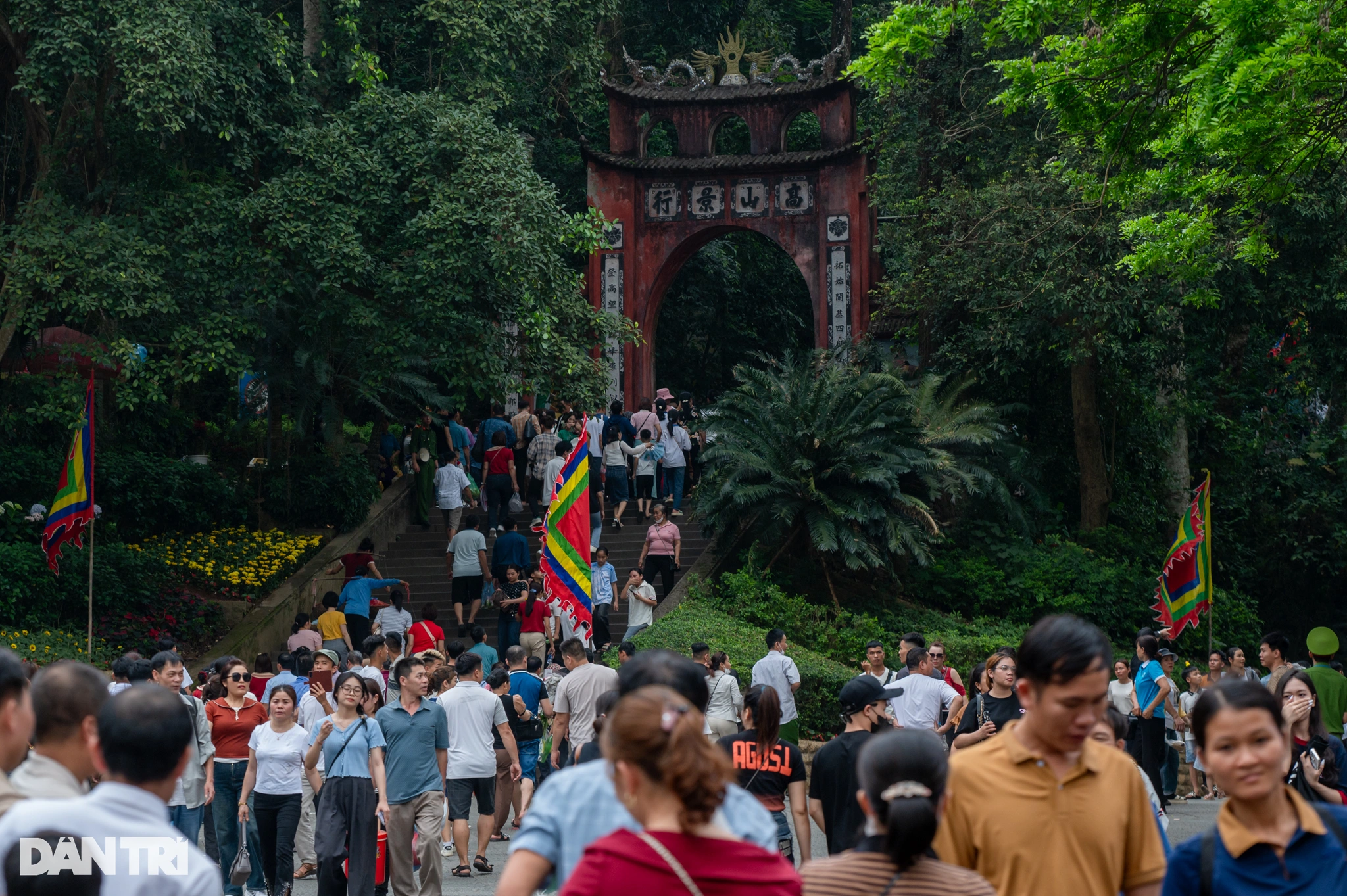 Des dizaines de milliers de touristes affluent au temple Hung pour offrir de l'encens avant le jour de la cérémonie principale.