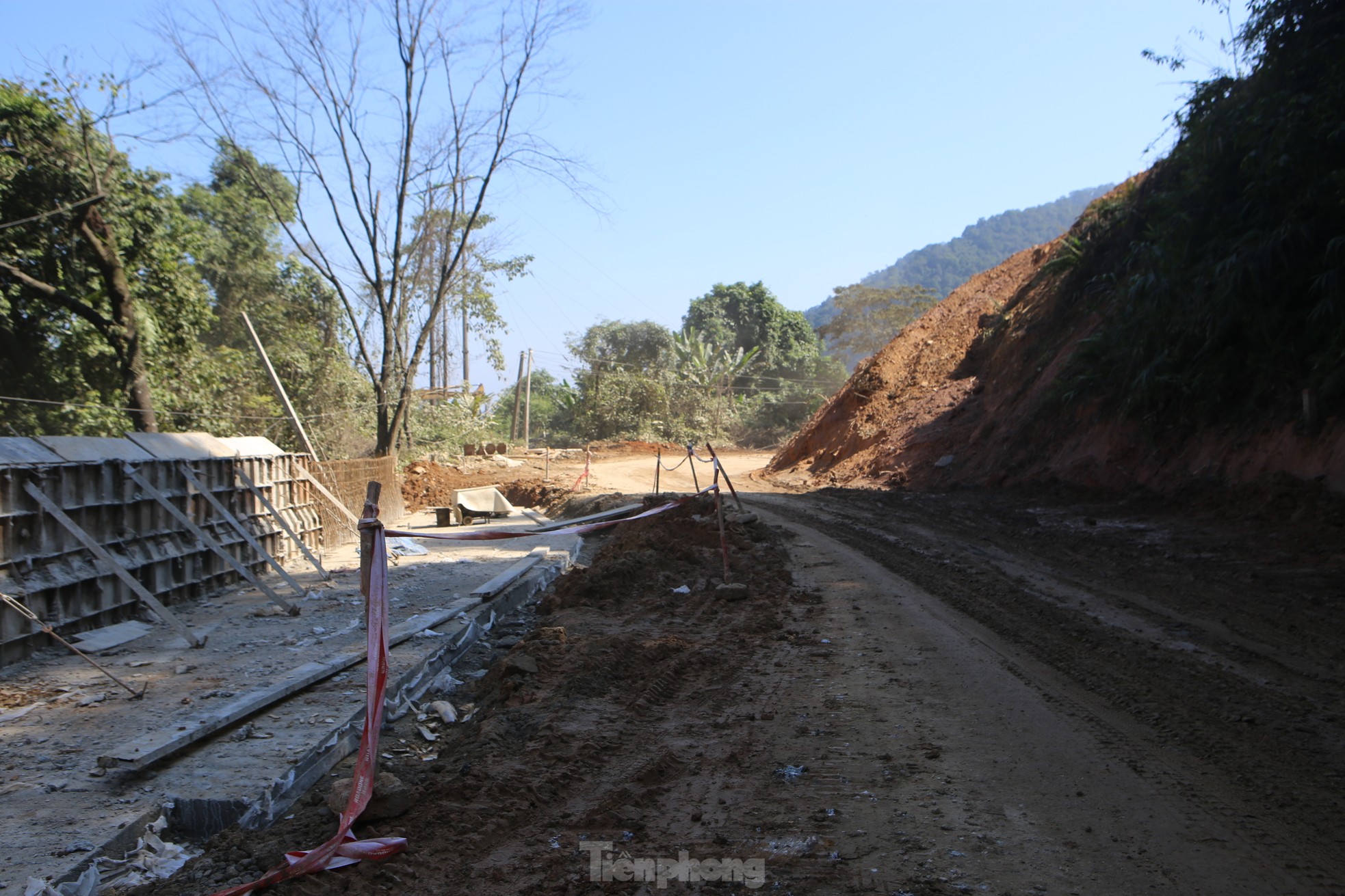 Many drivers are worried as the road to Cau Treo Border Gate continues to collapse photo 8