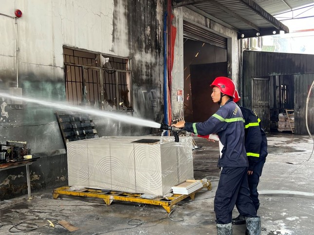 La scène de l'incendie dévastateur dans l'atelier de menuiserie de 3 000 m2 à Binh Duong photo 5