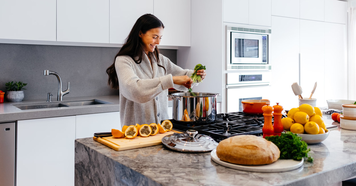 Cocinar en casa en lugar de comer fuera: beneficios inesperados para la salud mental