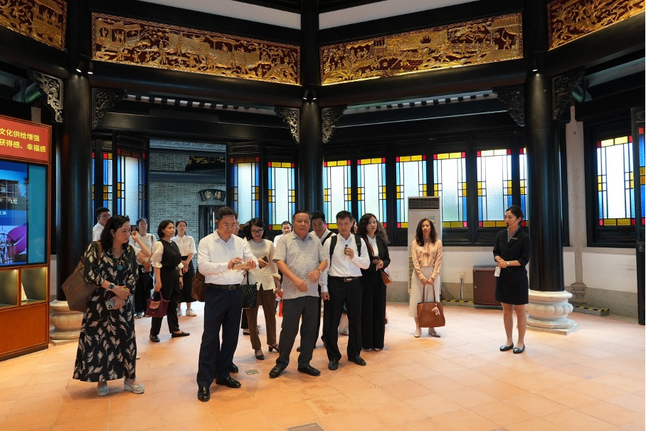 La délégation de la ville de Hanoi a visité le quartier de Vinh Khanh et le musée du théâtre vietnamien dans la ville de Guangzhou, Guangdong, Chine.