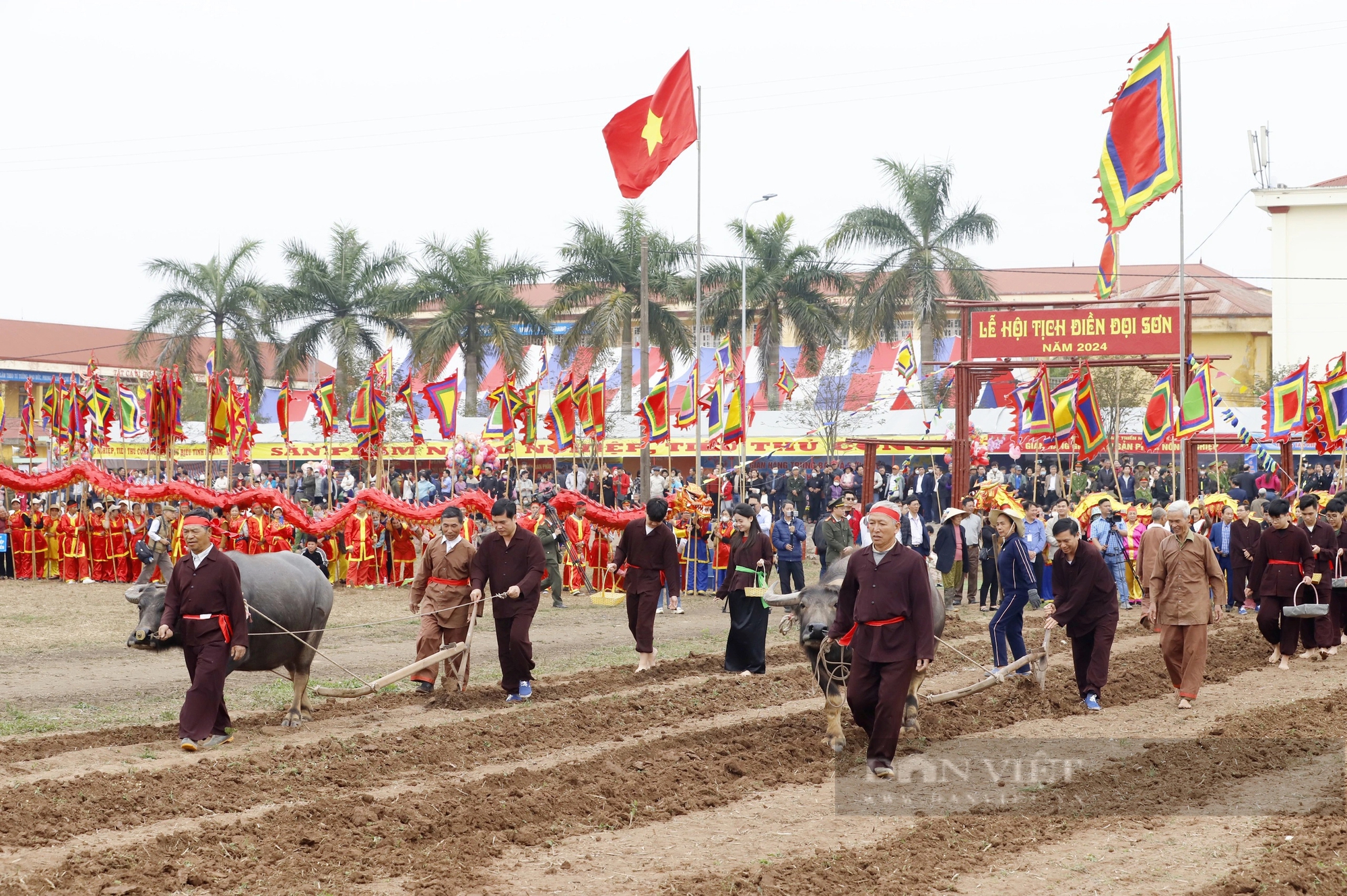 Cụ ông đeo mặt nạ, mặc long bào xuống ruộng đi cày tại Lễ hội Tịch điền 2024- Ảnh 10.
