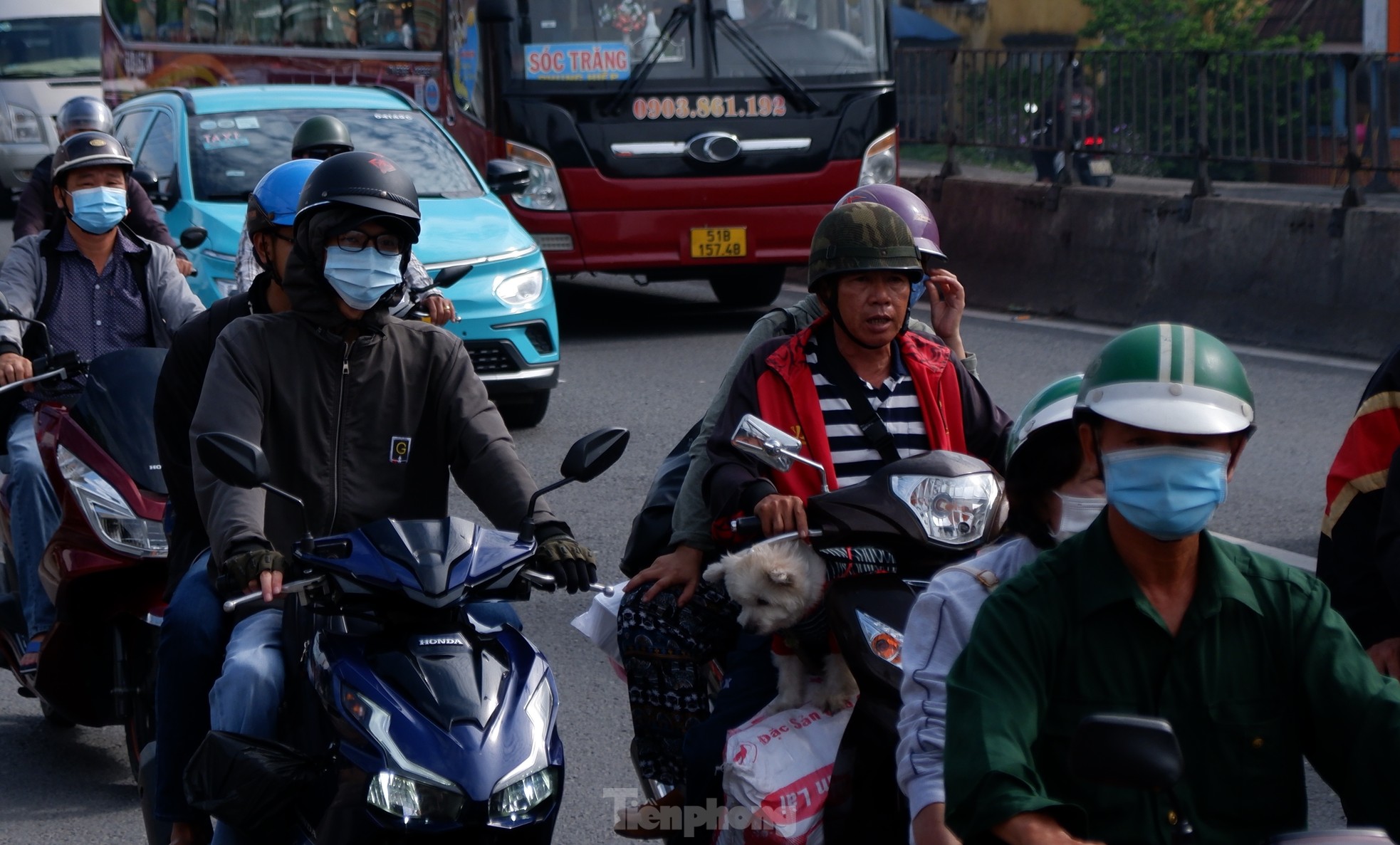 First day of September 2nd holiday: Train stations and bus stations crowded, Tan Son Nhat airport surprisingly clear photo 12