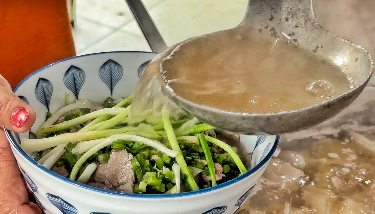 Quán phở TP.HCM mở bán lúc 3 giờ sáng: Vì sao là… 'phở sinh đôi'? - Ảnh 6.