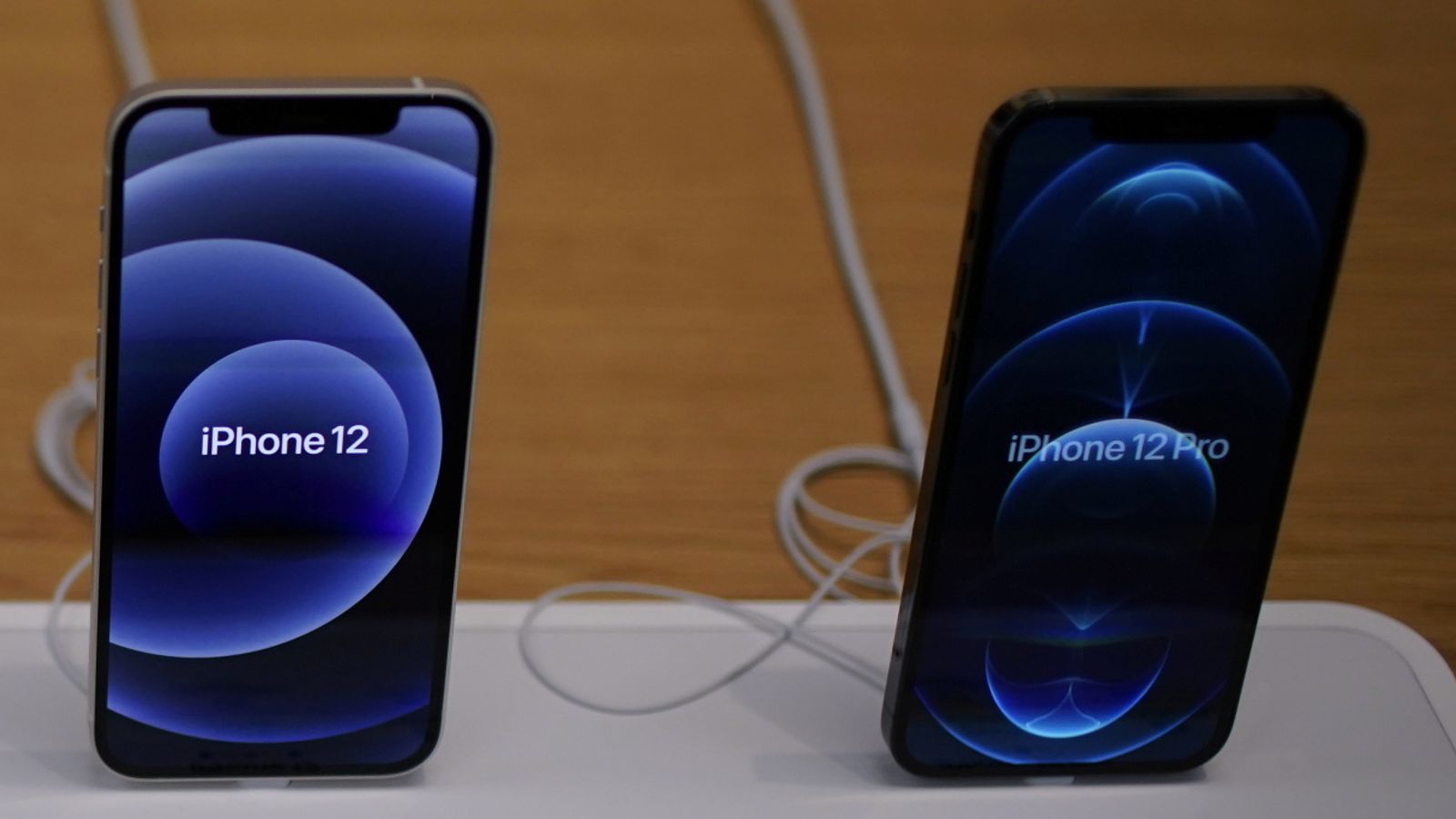World - France bans iPhone 12 sales, how does Apple react?