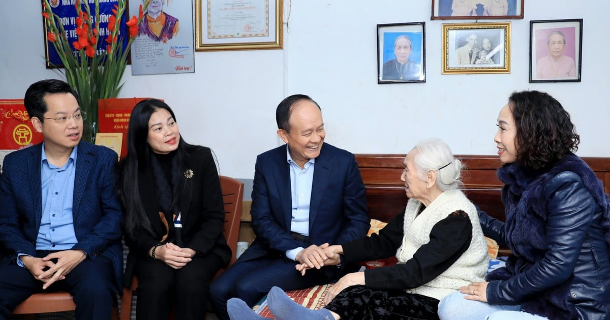 Vorsitzender des Volksrats der Stadt Hanoi besucht Politikerfamilien im Bezirk Hoan Kiem