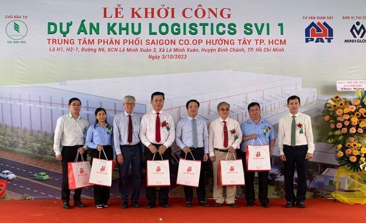 Mr. Vu Anh Khoa - Chairman of the Board of Directors of Saigon Co.op (far right) presented souvenirs to delegates at the ceremony.