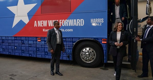 La Sra. Harris viaja en un autobús de campaña en un estado en disputa.