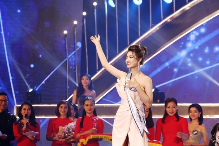 Hoa khôi người đẹp du lịch Quảng Bình năm 2019 - Trần Ngọc Huyền bị tước vương miện.
