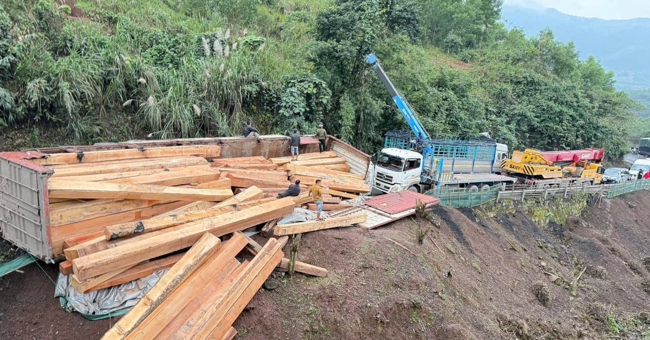 Holztransporter kippt um, Straße zum Grenzübergang La Lay stark verstopft