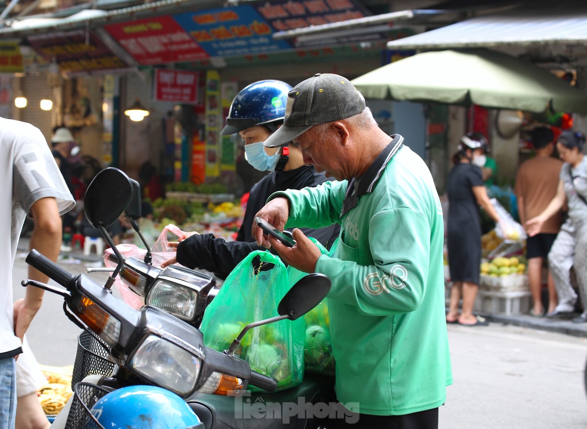 Hanoi: El 'mercado de los ricos' se llena de gente comprando ofrendas antes del día 15 del séptimo mes lunar (foto 13)