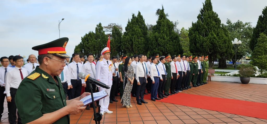 Các đại biểu tham dự ôn lại sự kiện Bác ra thăm đảo ngày 9/5/1961 và tình cảm Bác dành cho quân và dân Cô Tô.