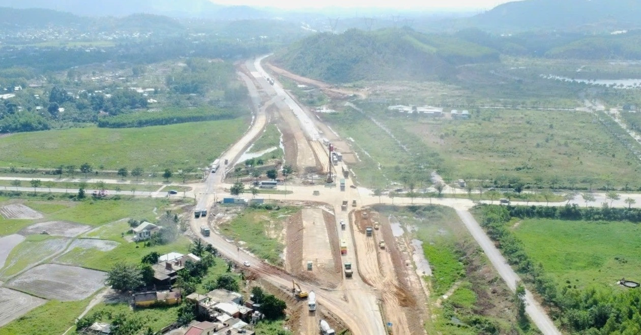 Hoa Lien – Tuy Loan Expressway: Construction site seems to be putting machines on 'performance'