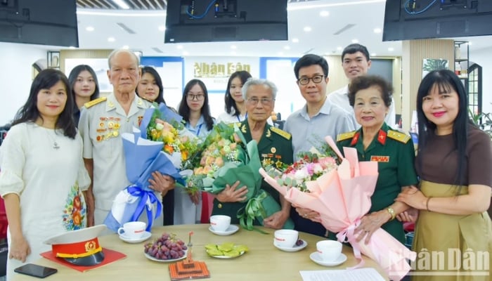 หนังสือพิมพ์หนานดานจัดการแลกเปลี่ยนความเห็นกับพยานประวัติศาสตร์ของวันปลดปล่อยเมืองหลวง