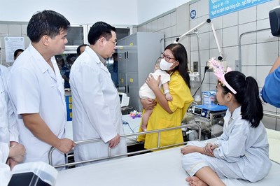 Chủ tịch Quốc hội thăm hỏi, tưởng niệm các nạn nhân vụ cháy chung cư mini