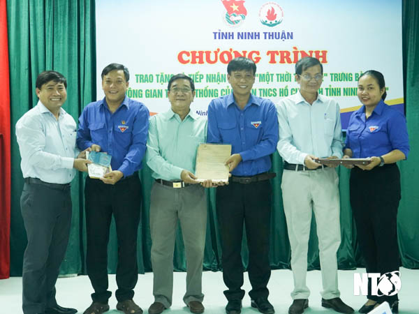 Tỉnh Đoàn tiếp nhận hiện vật trưng bày “Không gian truyền thống của Đoàn TNCS Hồ Chí Minh tỉnh Ninh Thuận”