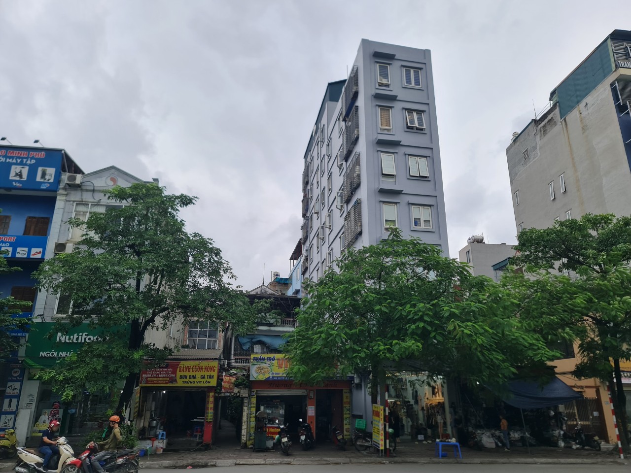 Real Estate - Hanoi: Close-up of 'mini apartments' located in narrow alleys (Photo 8).