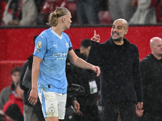 Guardiola chỉ đạo Haaland trong trận Man City hạ Man Utd 3-0 ở vòng 10 Ngoại hạng Anh trên sân Old Trafford ngày 29/10. Ảnh: Reuters