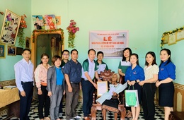 Vietcombank Bac Gia Lai receives support for 3 Vietnamese Heroic Mothers