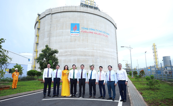 Phó Thủ tướng Trần Lưu Quang cùng các đại biểu tham quan Kho LNG 1 MMTPA Thị Vải ảnh 1