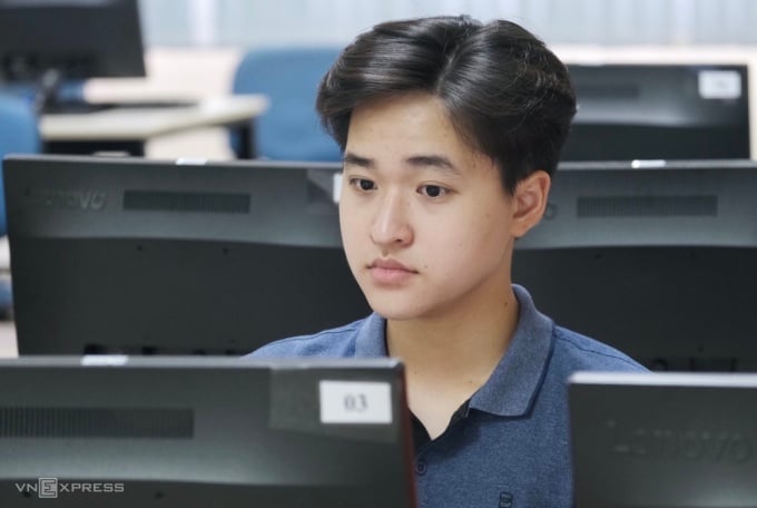 Les candidats dans la salle informatique, se préparent à passer l'examen à 8h30. Photo : Duong Tam