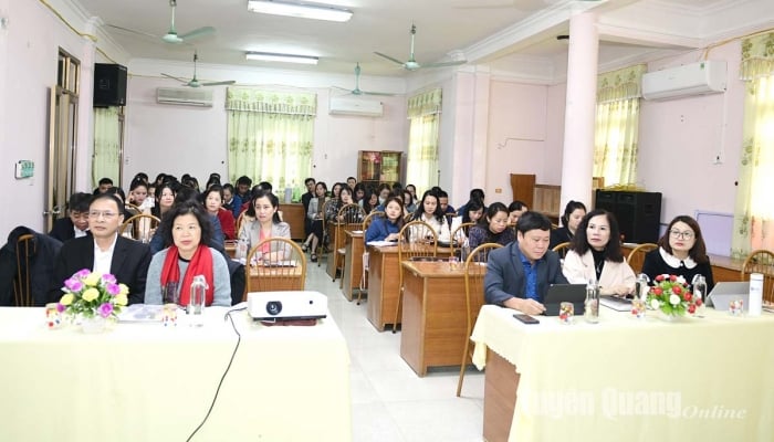 Tuyen Quang Provincial Journalists Association holds training course to improve the quality of television programs