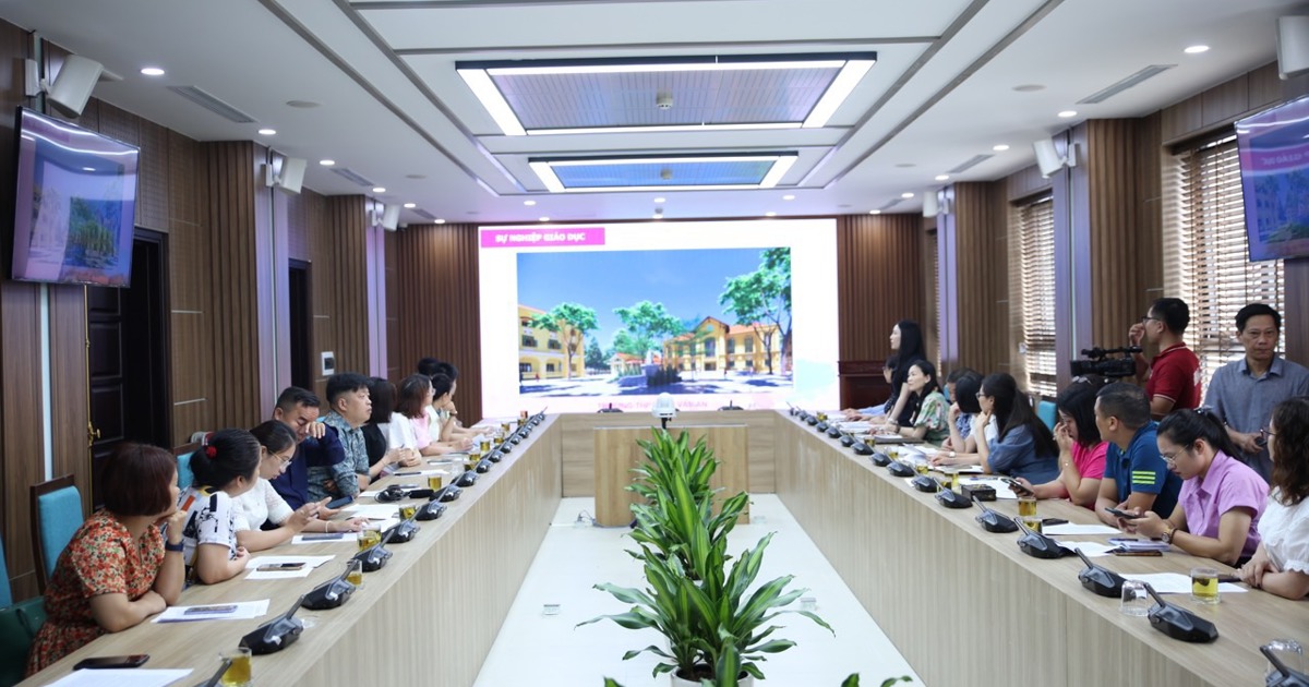 Journalists from Hanoi, Dien Bien and Lai Chau provinces work with Tay Ho district