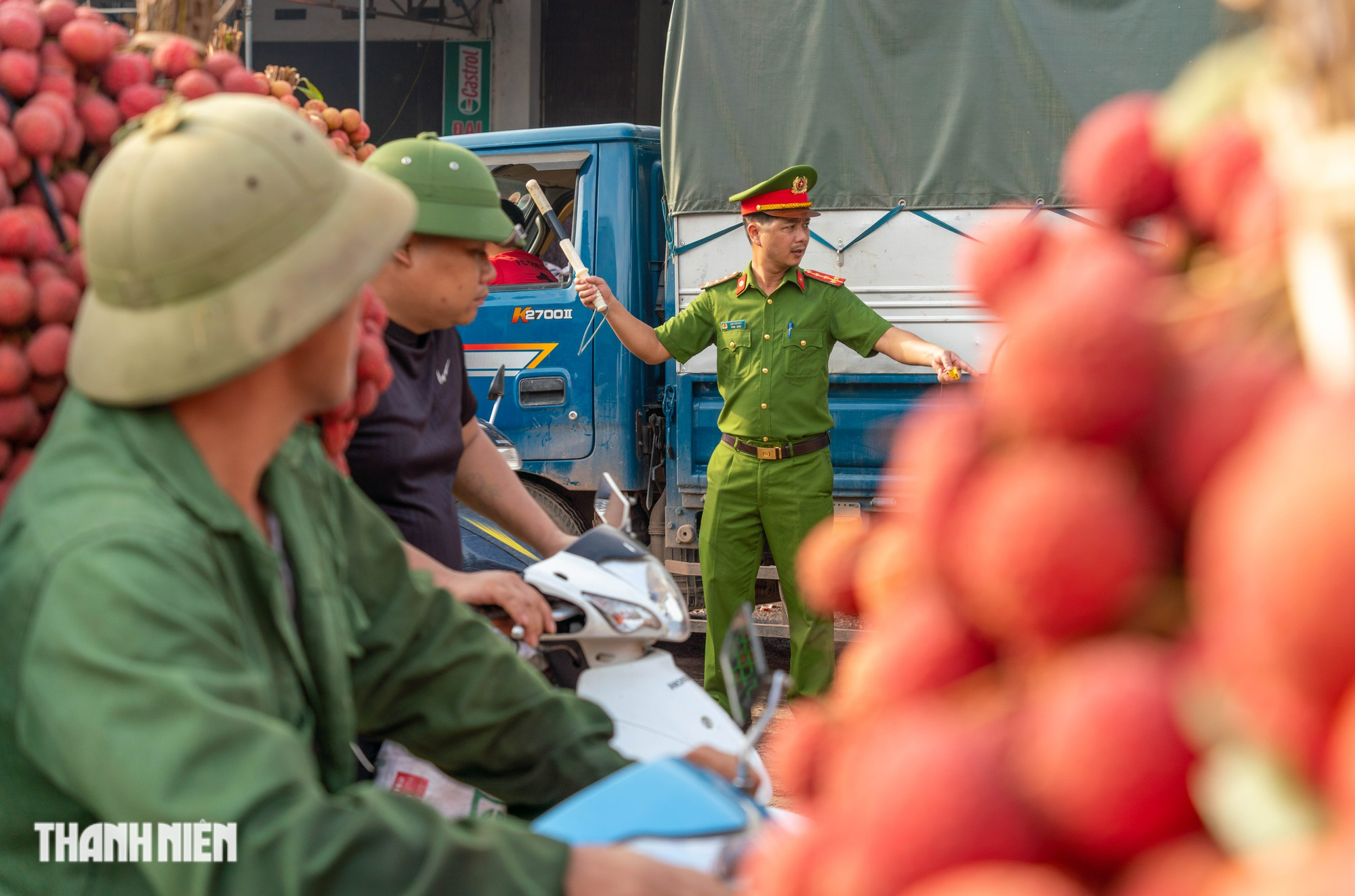 Vải thiều nhuộm đỏ đường quê - Ảnh 8.