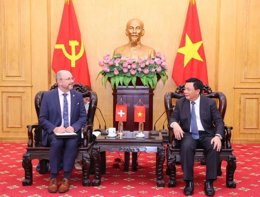 Le professeur Nguyen Xuan Thang a reçu M. Thomas Gass, ambassadeur extraordinaire et plénipotentiaire de Suisse au Vietnam. (Photo : Van Diep/VNA)