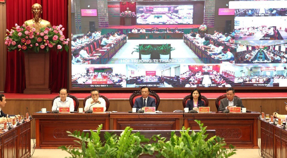 C&aacute;c đồng ch&iacute; trong Thường trực Th&agrave;nh ủy chủ tr&igrave; hội nghị&nbsp;