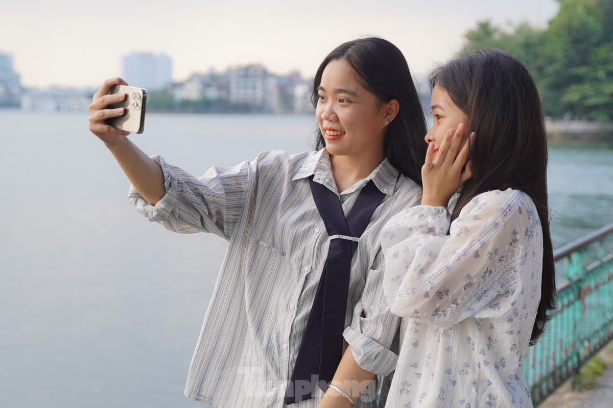 El otoño llama a la puerta, las musas se apresuran a registrarse en las calles de Hanoi foto 10