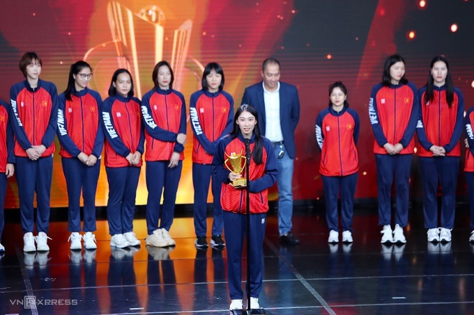 L'équipe féminine de volley-ball du Vietnam a reçu la Coupe de l'équipe de l'année. Photo : Hieu Luong