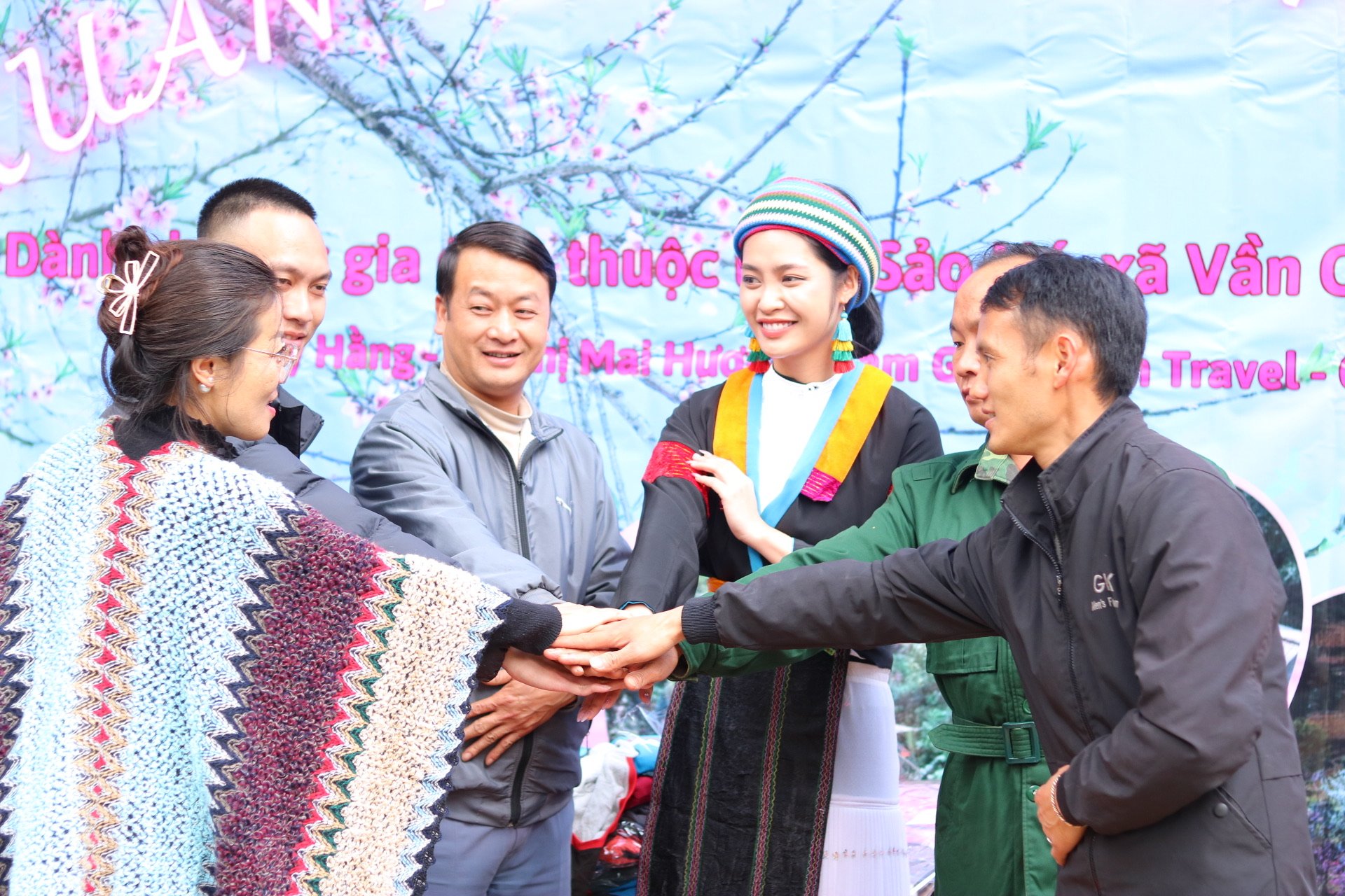 Nông Thúy Hằng đến thăm người dân Sảo Há, nơi quay bộ phim "Tết ở làng Địa Ngục"- Ảnh 3.