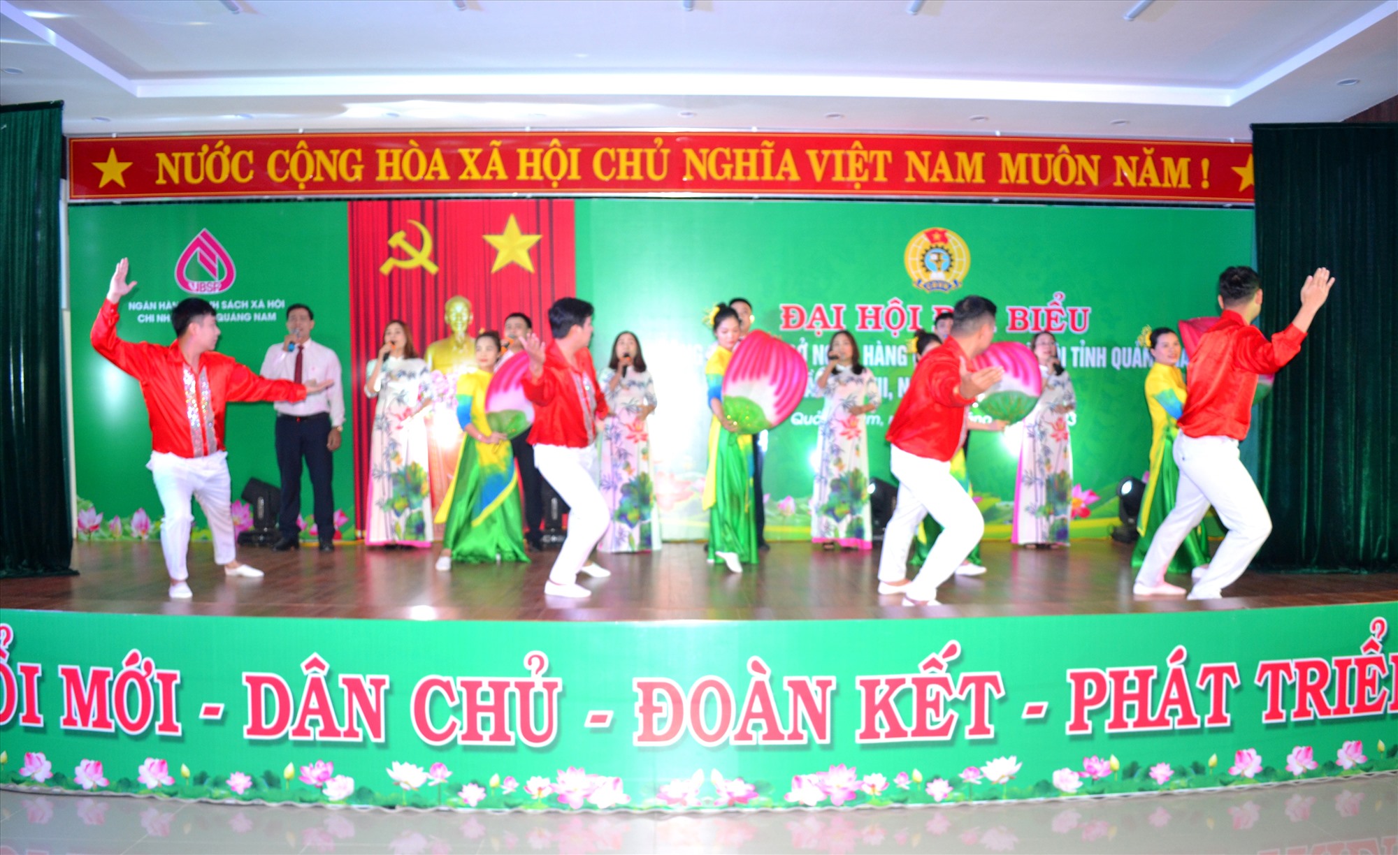 Performance artistique pour accueillir le congrès du syndicat de base de la Banque provinciale de politique sociale. Photo: VIET QUANG