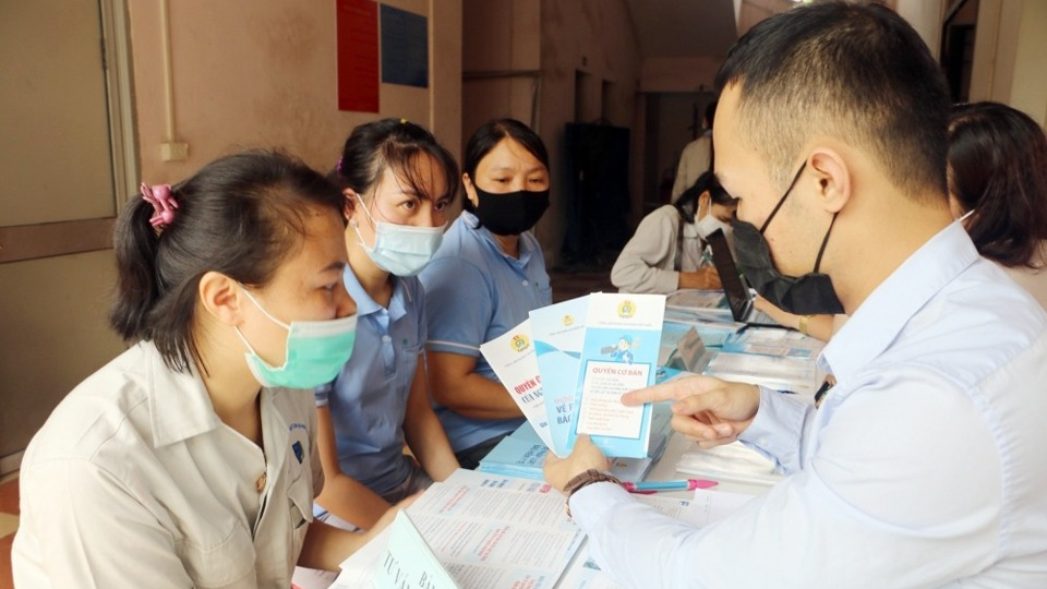 Propagation et diffusion des lois syndicales auprès des travailleurs (Photo : Syndicat des travailleurs de Hanoi)