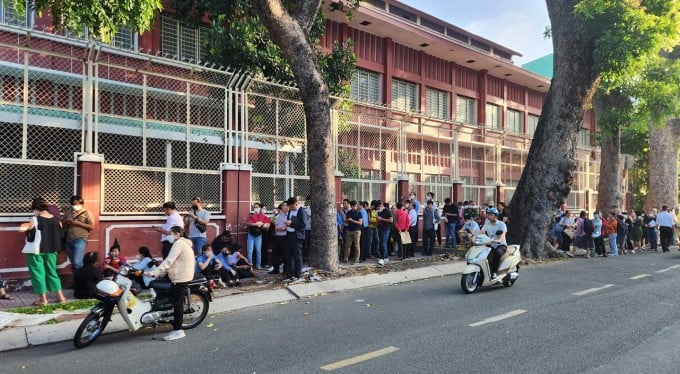 Um 6 Uhr morgens standen die Eltern entlang der Ngo Thoi Nhiem Straße im 3. Bezirk Schlange. Foto: Von den Eltern zur Verfügung gestellt