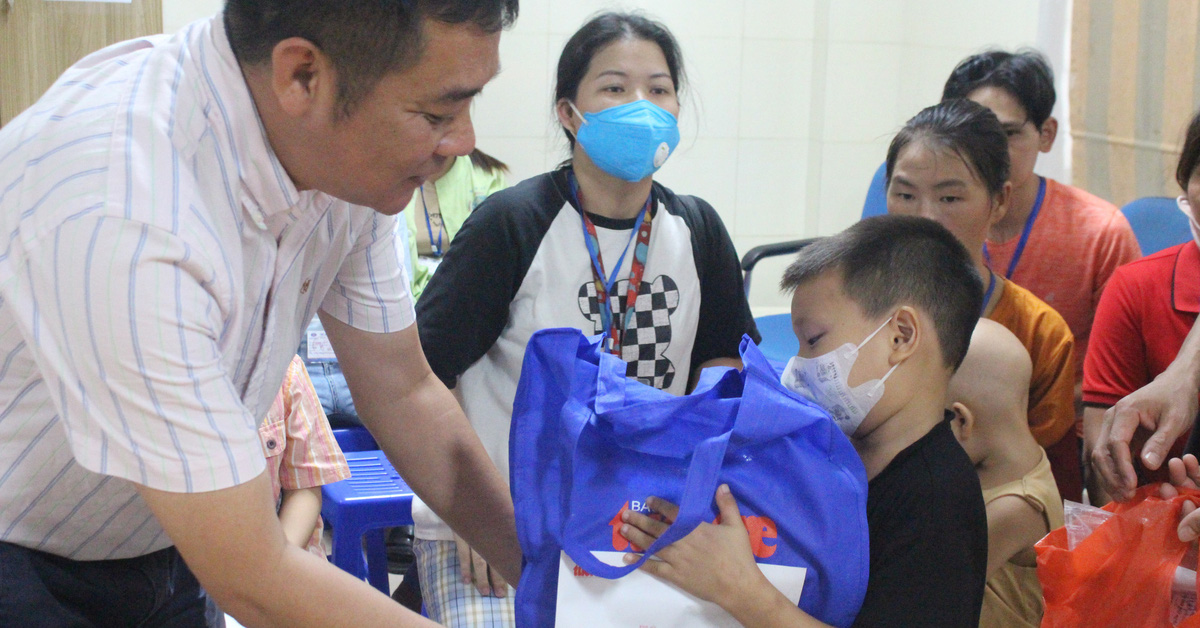 Apporter l'amour de la mi-automne aux enfants atteints de cancer à Hanoi