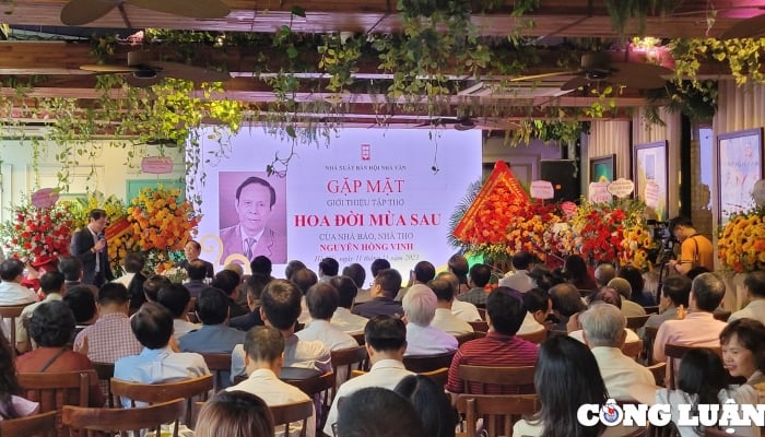 Reunión para presentar el poemario 'Flores de vida en la próxima estación' del periodista y poeta Nguyen Hong Vinh