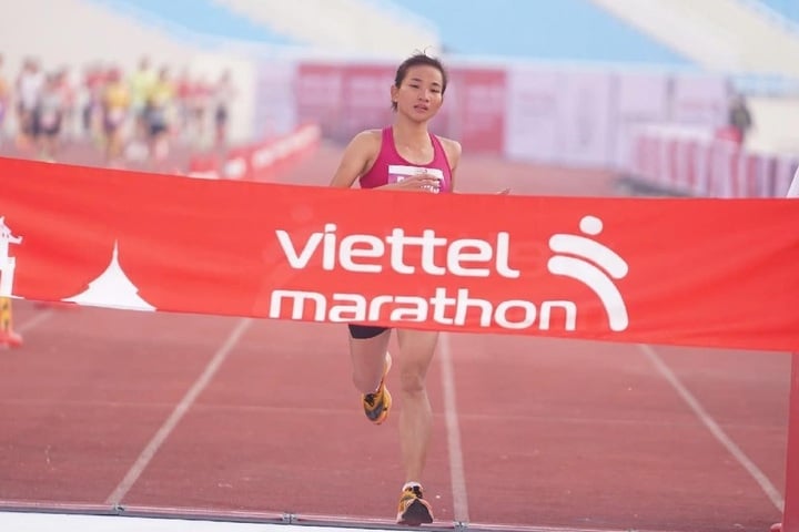 Nguyen Thi Oanh a établi un record national lors de sa participation au marathon de Hanoi 2024 ce matin, le 1er décembre.