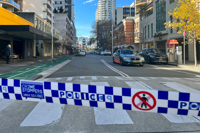 Cảnh sát phong tỏa một con phố ở Bondi Junction, ngoại ô phía đông Sydney, hôm nay. Ảnh: AFP