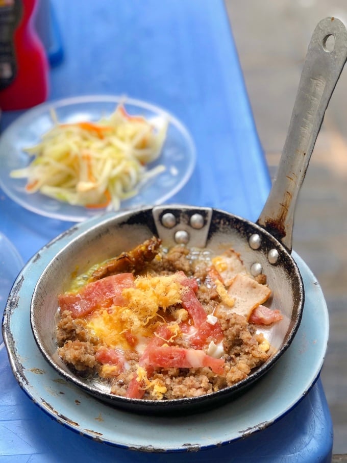 Món bánh mì chảo trình bày trên chiếc chảo Liên Xô hơn 40 năm tại quán bà Trang.