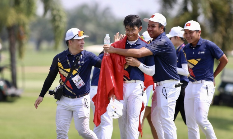 Les mains d'un golfeur de 15 ans tremblaient avant de remporter une médaille d'or historique