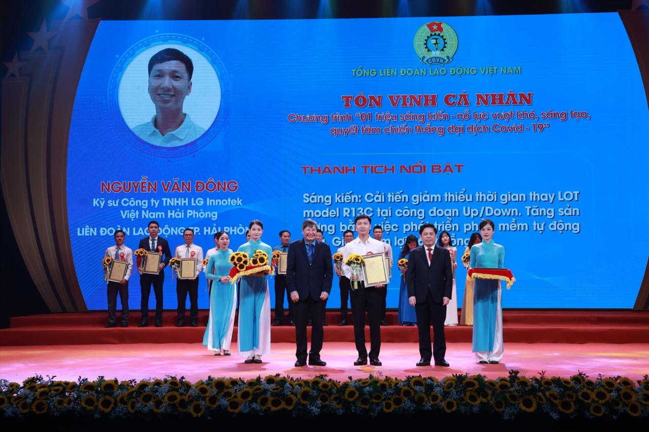 Party Central Committee member, Secretary of the Party Committee of Central Agencies Nguyen Van The and Permanent Vice President of the Vietnam General Confederation of Labor Tran Thanh Hai presented awards to honor authors and groups of authors with outstanding initiatives that brought in value from 30 billion VND to less than 100 billion VND.