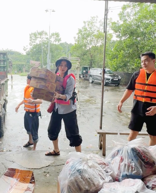 Diep Lam Anh carries necessities for Yen Bai people in the rain. Photo: Facebook character
