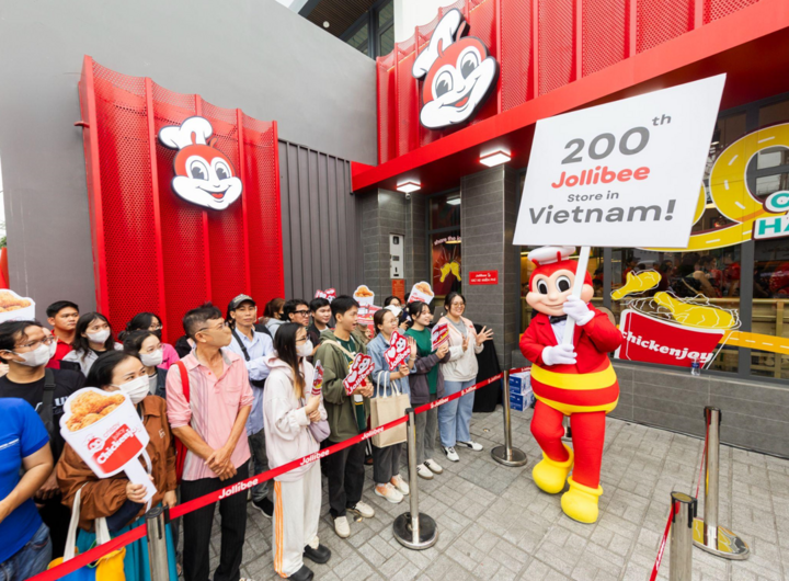 Khách hàng xếp hàng từ sớm đón chào sự kiện khai trương cửa hàng thứ 200 của Jollibee Việt Nam.