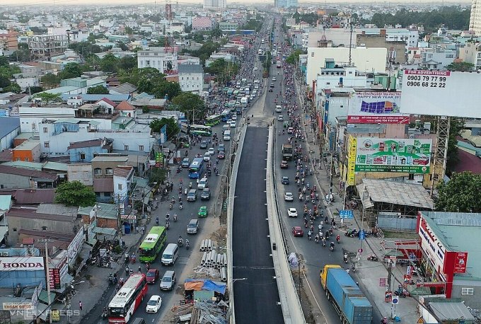 国道22号線をAn Suong交差点まで進みます。写真: タイ・アン