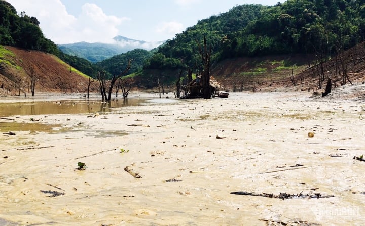 Les gens luttent pour patauger dans la boue au milieu du plus grand réservoir hydroélectrique de Nghe An - 2